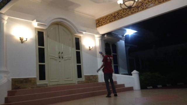 Rumah dinas Gubernur Kepri pasca penangkapan KPK. Foto : Haluankepri/Zulfikar