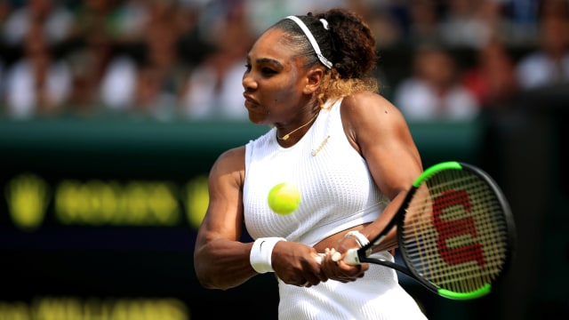Serena Williams saat bertanding melawan Barbora Strycova di semifinal Wimbledon. Foto: Reuters/Pool