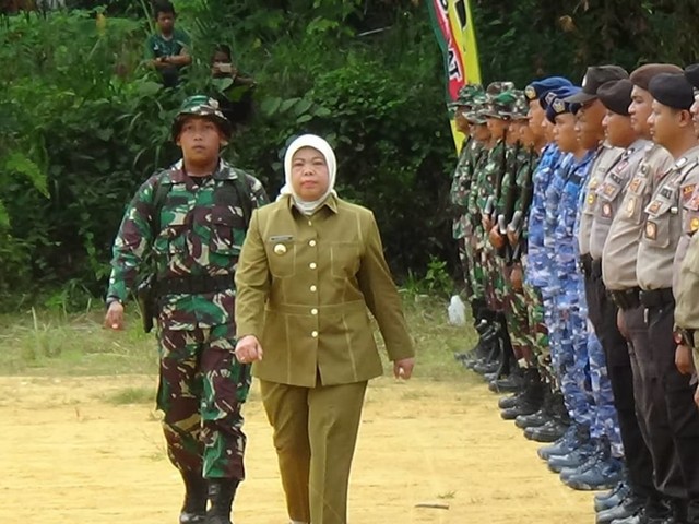 Bupati Kobar Nurhidayah saat menjadi inspektur upacara Pembukaan TMMD ke-105. (Foto: Joko Hardyono)