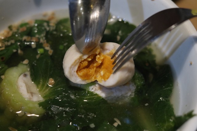 Bakso ikan yang berisi kuning telur asin. Foto: Instagram @kulinerkotapontianak