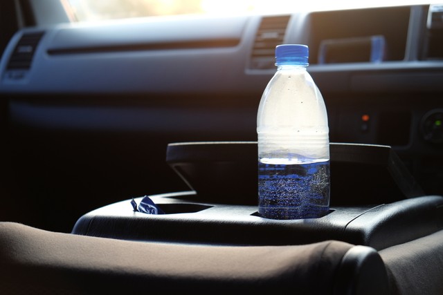 Menyimpan air minum kemasan dalam mobil Foto: Shutter Stock