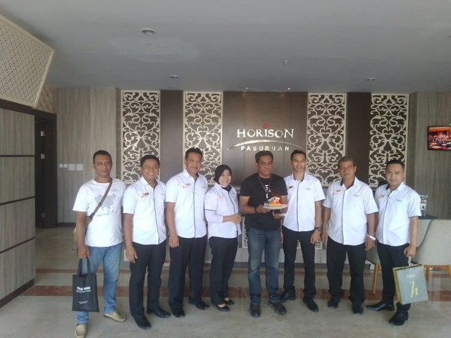 Founder CCFrontier Eko Baskoro dan tim mendapatkan kue ucapan ulang tahun dari hotel Horison, Pasuruan, rabu (10/7).
