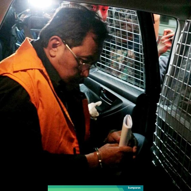 Gubernur Kepulauan Riau Nurdin Basirun masuk ke mobil tahanan, usai menjalani pemeriksaan di Gedung KPK Merah Putih, Jakarta, Jumat (12/7). Foto: Helmi Afandi/kumparan