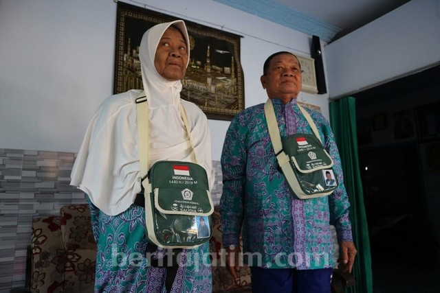 Kisah Kakek-Nenek Penjual Bubur Nabung 16 Tahun demi Naik Haji