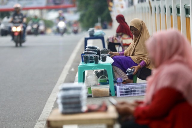 Penjual jamblang di jalanan Banda Aceh. Foto: Suparta/acehkini