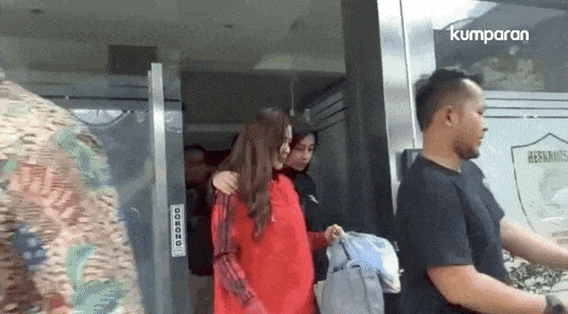Video: Galih Ginanjar, Pablo dan Rey Utami Pakai Baju Tahanan (518162)