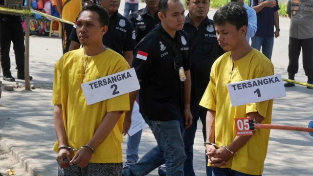 Kedua tersangka melakukan rekonstruksi kasus pembunuhan Hilarius di Ancol, Jakarta, Jumat (12/7). Foto: Irfan Adi Saputra/kumparan