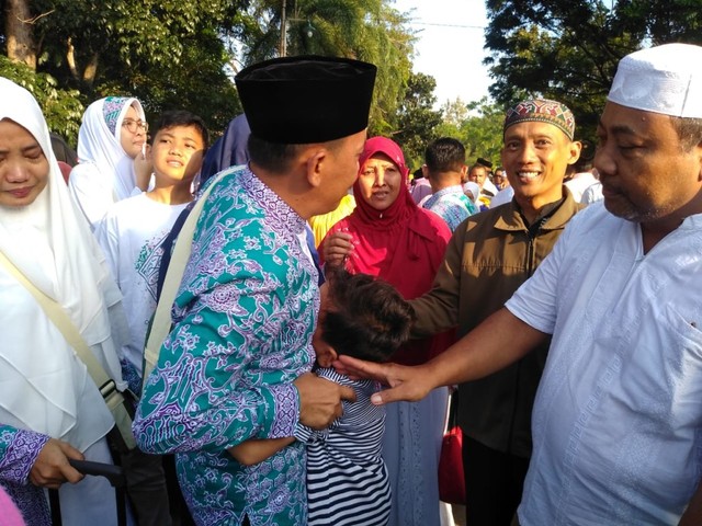 Fahdito Kaffa(8) saat menangis melepas kedua orangtuanya ibadah haji, Jumat(12/7) | Rafika Restiningtias/ Lampung Geh