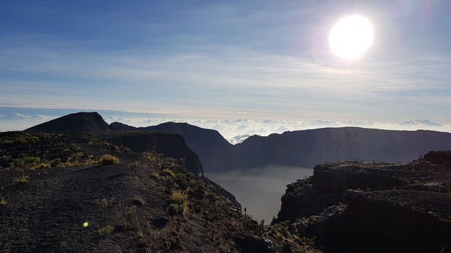 Kawah Gunung Tambora saat pagi hari. Foto: Info Dompu