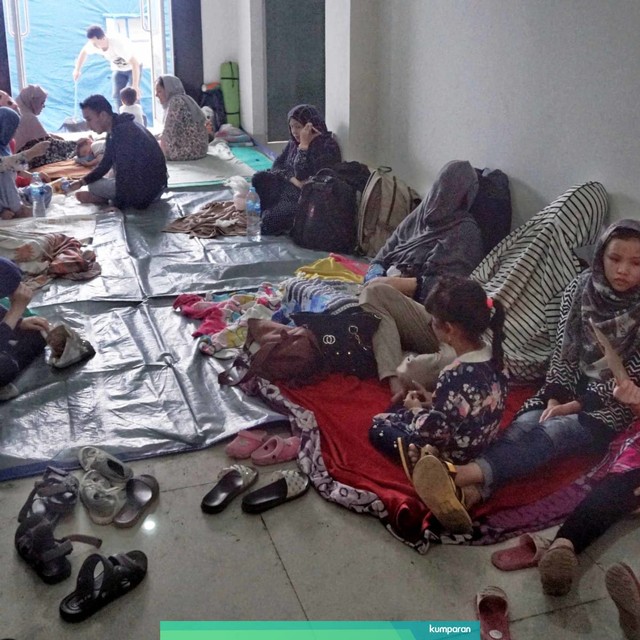 Sejumlah pencari suaka beraktivitas di gedung eks Kodim Kalideres Jakarta Barat, Jumat (12/7). Foto: Jamal Ramadhan/kumparan