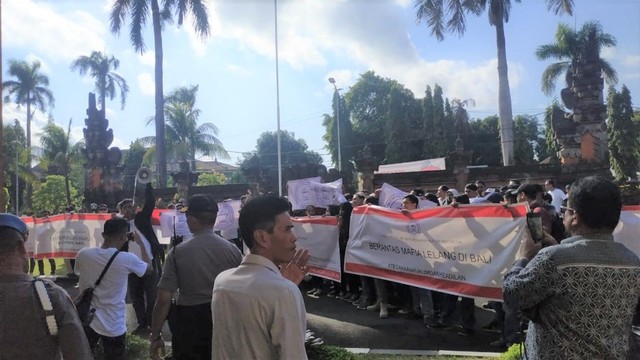 Aksi massa memprotes PN Denpasar, Jumat (13/7) - kanalbali/NAN