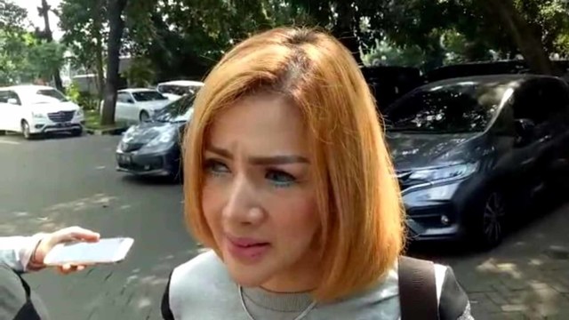 Pesinetron Kumalasari saat jenguk Galih Ginanjar