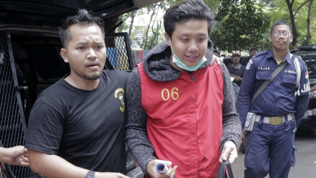 Pablo (tengah) saat dibawa anggota kepolisian di Polda Metro Jaya, Jakarta, Jumat, (12/7). Foto: Ronny