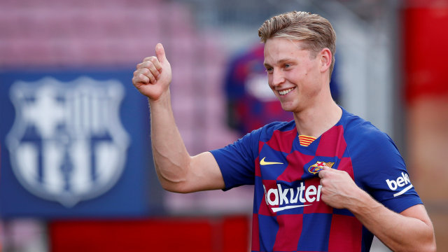 Frenkie de Jong menjalani sesi perkenalan bersama Barcelona. Foto: Albert Gea/Reuters