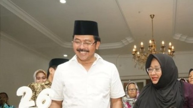 Gubernur Kepri, Nurdin Basirun dan Istri, Hj Noorlizah saat perayaan ulang tahun ke 62 Nurdin Basirun. Foto: Istimewa