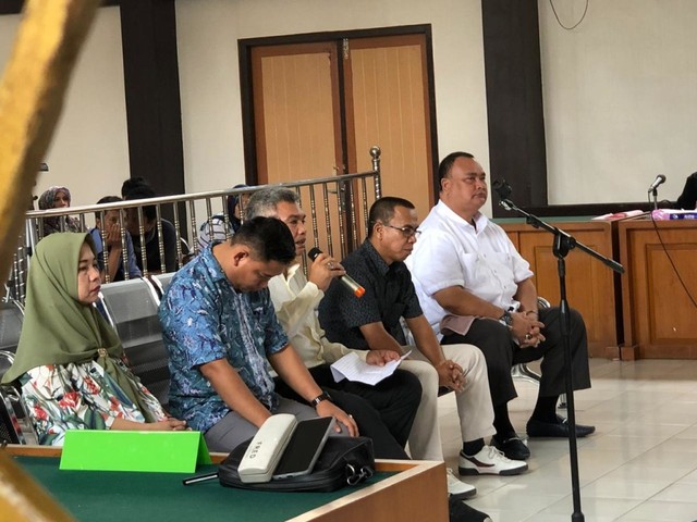 Lima komisioner KPU Palembang saat menjalani persidangan di PN Klas 1 A Palembang, Jumat (12/7). (foto: Urban Id)