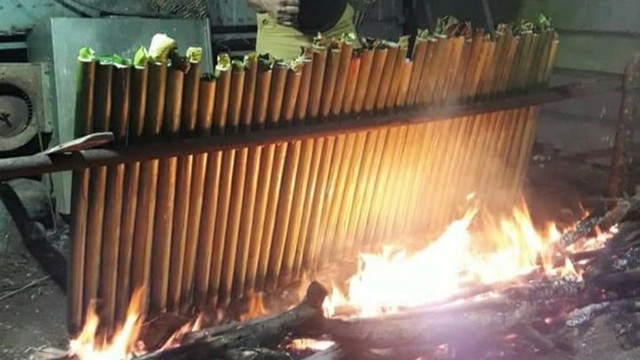 Nasi bambu saat dibakar dalam acara Padungku. Foto: Jul/PaluPoso