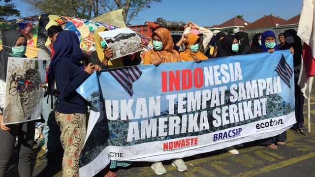 Massa dari Brantas River Coalition To Stop Imported Plastic Trash (Bracsip) menggelar aksi tolak sampah impor di depan Konsulat Jenderal (Konjen) Amerika Serikat, Surabaya. Foto: Yuana Fatwalloh/kumparan