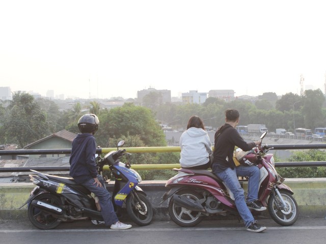 Sore hari di atas jembatan layang atau flyover Pasar Rebo, Jakarta Timur. (Foto: kumparan.com)