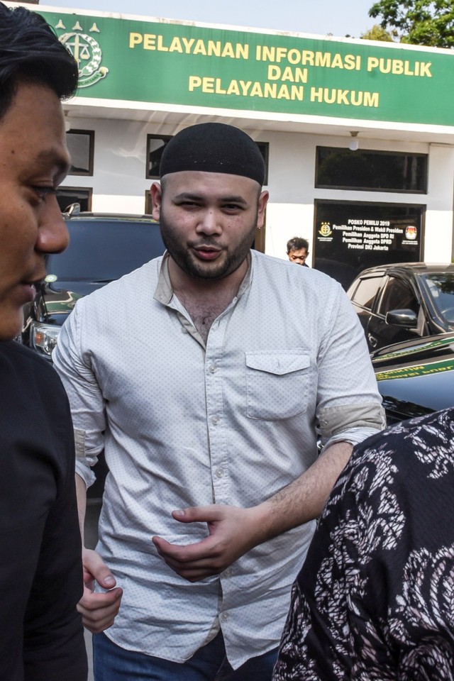 Terpidana kasus kepemilikan narkoba, Muhammad Ridho atau Ridho Rhoma memenuhi panggilan Kejaksaan Tinggi Jakarta Barat. Foto: ANTARA FOTO/Muhammad Adimaja