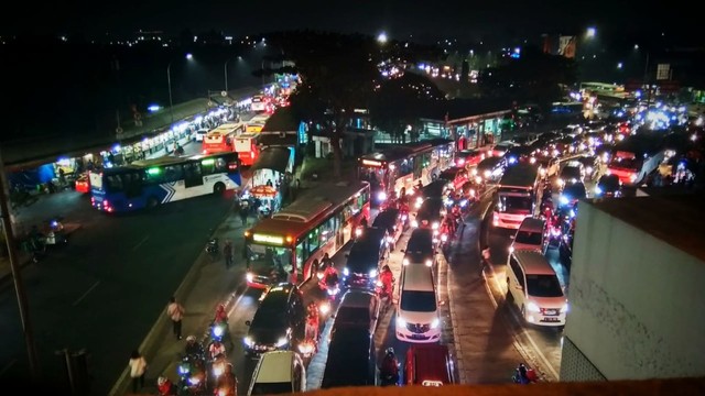 Secuil lanskap Jakarta di malam hari dari jembatan layang Pasar Rebo. (Foto: Zahid Arofat).