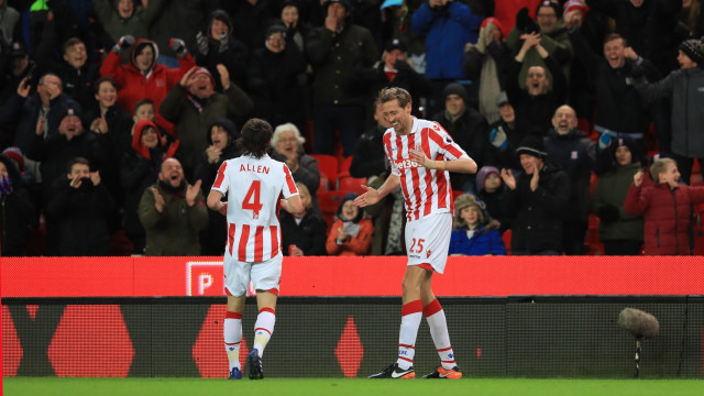 Selebrasi robot khas Peter Crouch. Foto: Twitter / @OptaJoe