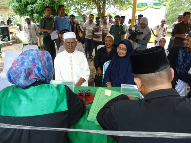 Salah satu pasangan sidang itsbat nikah yang telah berusia lanjut di Aceh Utara, tahun 2018. Foto: Dok. RPuK
