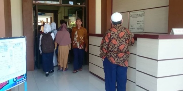 Sejumlah siswa dan orang tua mereka mendatangi sekolah untuk melihat info pengumuman PPDB di SMA N Brebes. (Foto: PanturaPost)