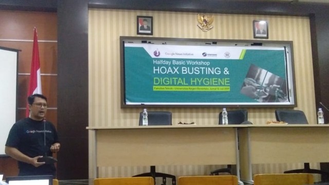 Pelaksanaan Halfday Basic Workshop " Hoax Busting dan Digital Hygiene"  pertama kali dilaksnakan di  Aula Fakultas Teknik Universitas Negeri Gorontalo. Jumat, (12/7). Foto : Rahmat Ali/banthayoid