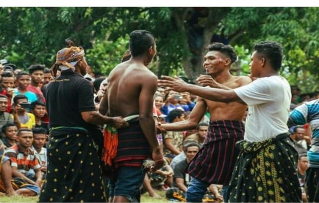 Atraksi tinju adat ( Etu) Suku Nataia di Kabupaten Nagekeo. Sumber foto : Istimewa. 