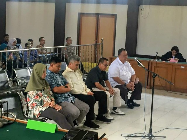 Kelima komisioner KPU Palembang non aktif saat menghadiri sidang di Pengadilan Negeri Klas 1 A Palembang, Jumat (12/7) (foto: Urban Id)