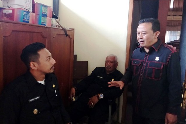 Wakil Bupati Kuningan, M. Ridho Suganda (kiri), saat berbincang dengan Ketua DPRD Kabupaten Kuningan, Rana Suparman. (Andry)