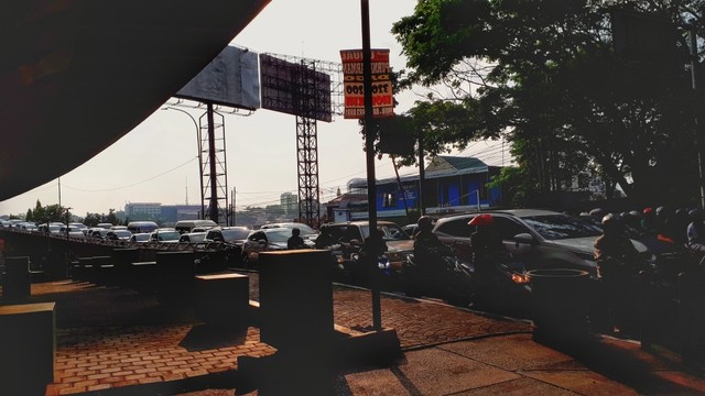 Dampak Uji coba rekayasa jalan Sukajadi-Cipaganti menimbulkan kemacetan di Jalan Layang Pasupati, Bandung. (Assyifa)