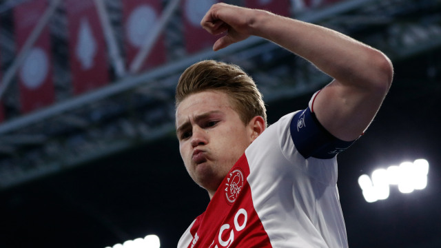 Matthijs de Ligt merayakan gol untuk Ajax. Foto: AFP/Adrian Dennis