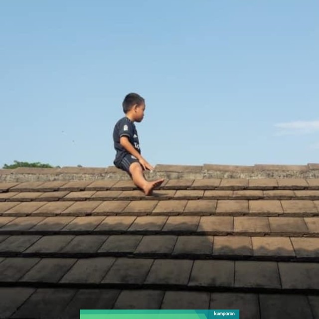 Seorang anak kabur naik ke atap rumah saat hendak disunat. Foto: Dok pribadi dr. Anik Sutari