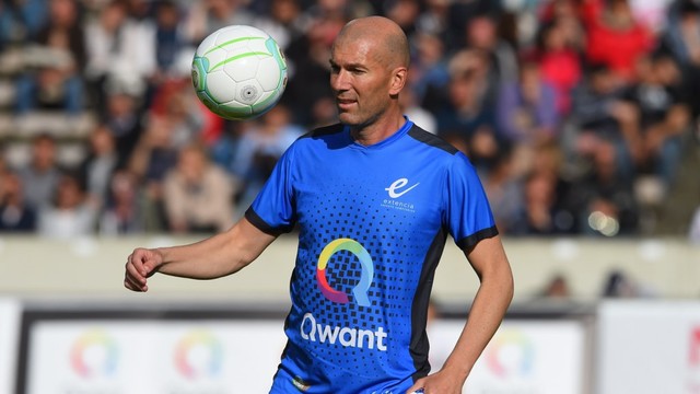 Zinedine Zidane bermain dalam sebuah laga amal di Prancis. Foto: AFP/Nicolas Tucat
