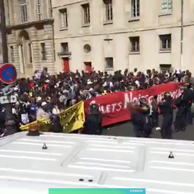 Demo imigran gelap di Monumen Pantheon, Paris Foto: Reuters