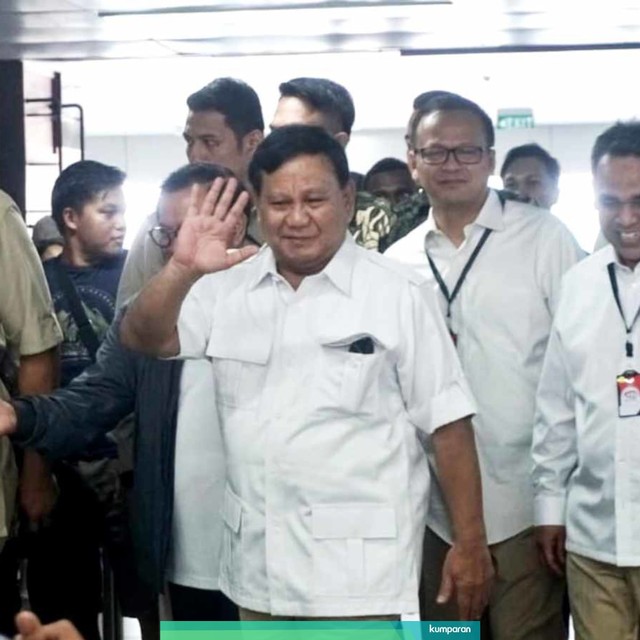 Prabowo Subianto tiba di Stasiun MRT Lebak Bulus. Foto: Irfan Adi Saputra/kumparan