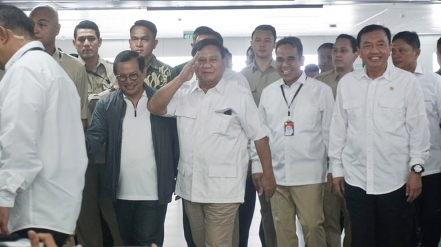 Prabowo tiba di stasiun MRT Lebak Bulus. Foto: Irfan Adi Saputra/kumparan