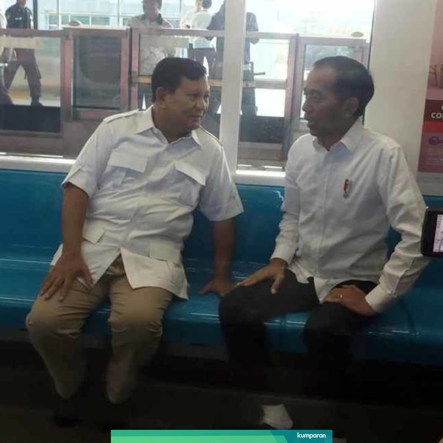 Prabowo Subianto dan Joko Widodo bertemu di MRT Lebak Bulus. Foto: Ricky Febrian/kumparan