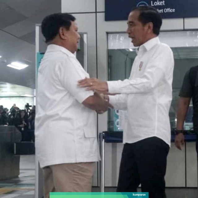 Prabowo Subianto dan Joko Widodo bersalaman saat bertemu di MRT Lebak Bulus. Foto: Irfan Adi Saputra/kumparan