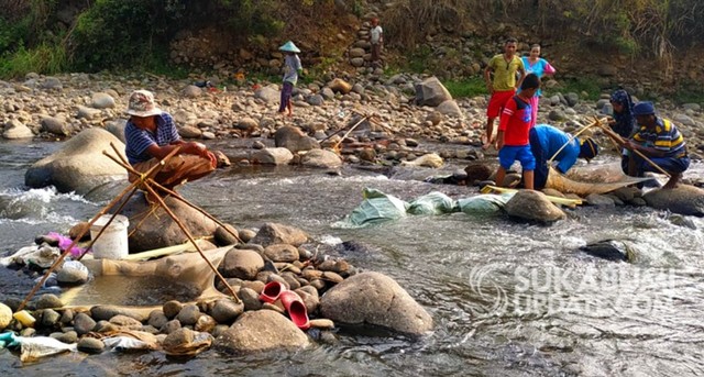 Suasana Ngadorang di Sungai Cimaja, Kecamatan Cikakak, Kabupaten Sukabumi, Jumat (12/7/2019). | Sumber Foto:Nandi