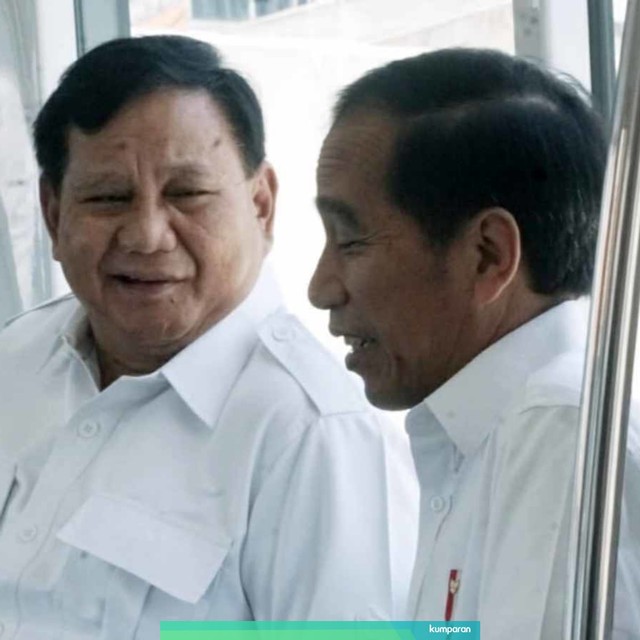 Prabowo Subianto dan Joko Widodo berbincang di dalam MRT. Foto: Irfan Adi Saputra/kumparan
