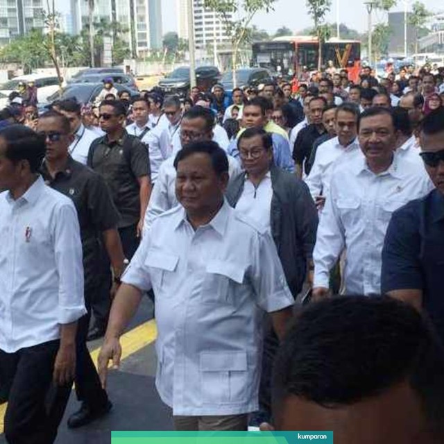 Prabowo Subianto dan Joko Widodo berjalan dari Stasiun MRT Senayan menuju FX Sudirman. Foto: Paulina Herasmaranindar/kumparan