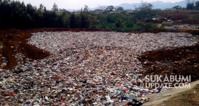 Sampah semakin hari semakin menumpuk di Tempat Pembuangan Akhir (TPA) Cikundul Kota Sukabumi. | Sumber Foto:CRP 2