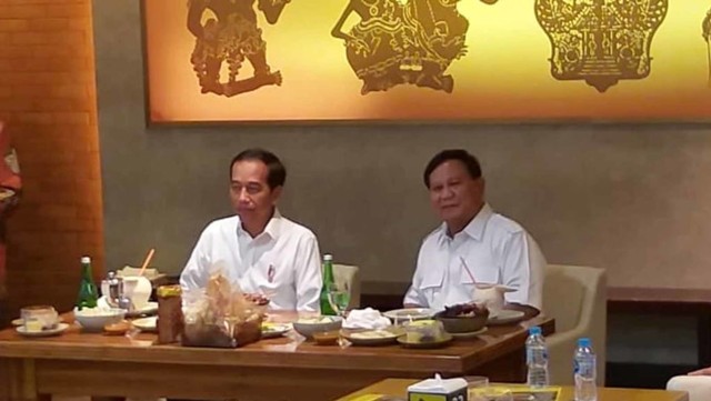 Jokowi bertemu Prabowo, Joko Widodo dan Prabowo Subianto makan siang bersama