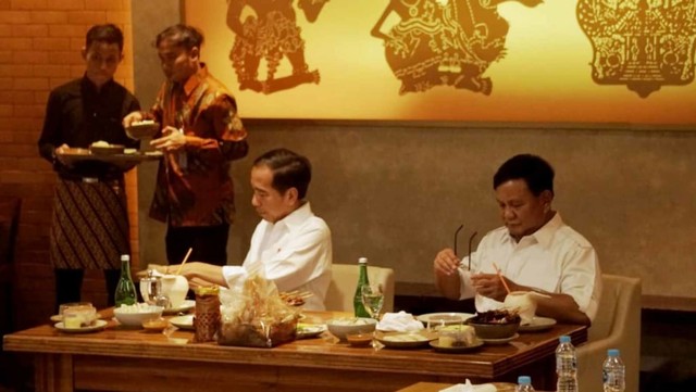 Jokowi bertemu Prabowo, makan siang bersama
