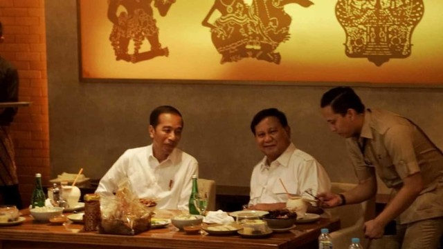 Foto: 80 Menit Pertemuan Jokowi-Prabowo (85663)