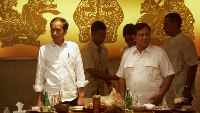Jokowi bertemu Prabowo, makan siang bersama