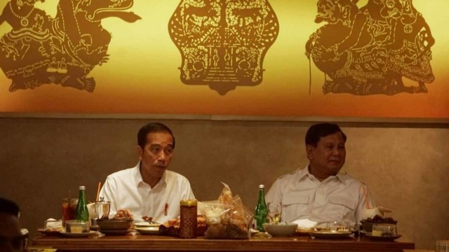 Jokowi bertemu Prabowo, makan siang bersama